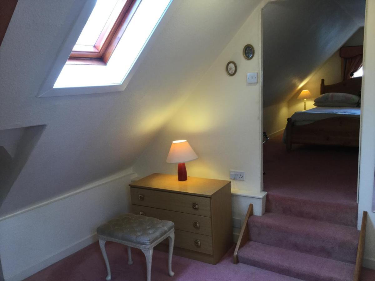Three-Bedroom Old Cottage Free Parking Инвернесс Экстерьер фото