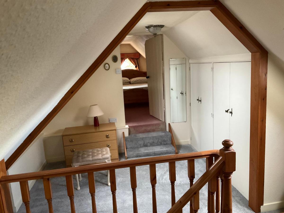 Three-Bedroom Old Cottage Free Parking Инвернесс Экстерьер фото